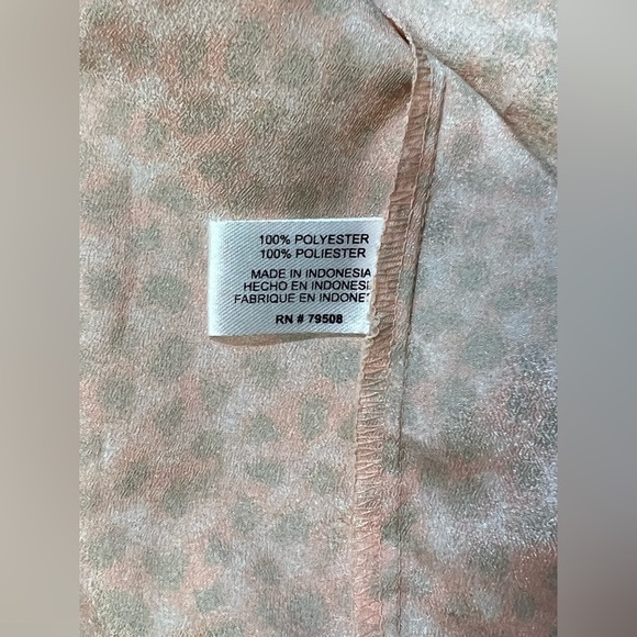 🛍️VIOLET & CLAIRE Soft‎ peach with gray dot pattern top size M. - Picture 10 of 13